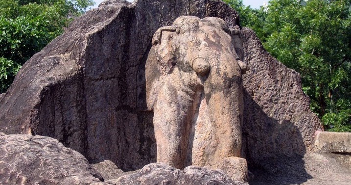 धौली में हाथी की चट्टान को काटकर बनाई गई मूर्ति